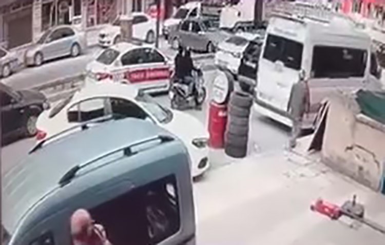 Seyir halindeki tır, otomobili metrelerce sürükledi