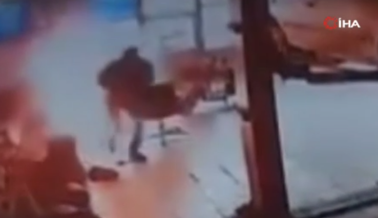 Sobaya benzin döken adam, parlayan alevden son anda kurtuldu