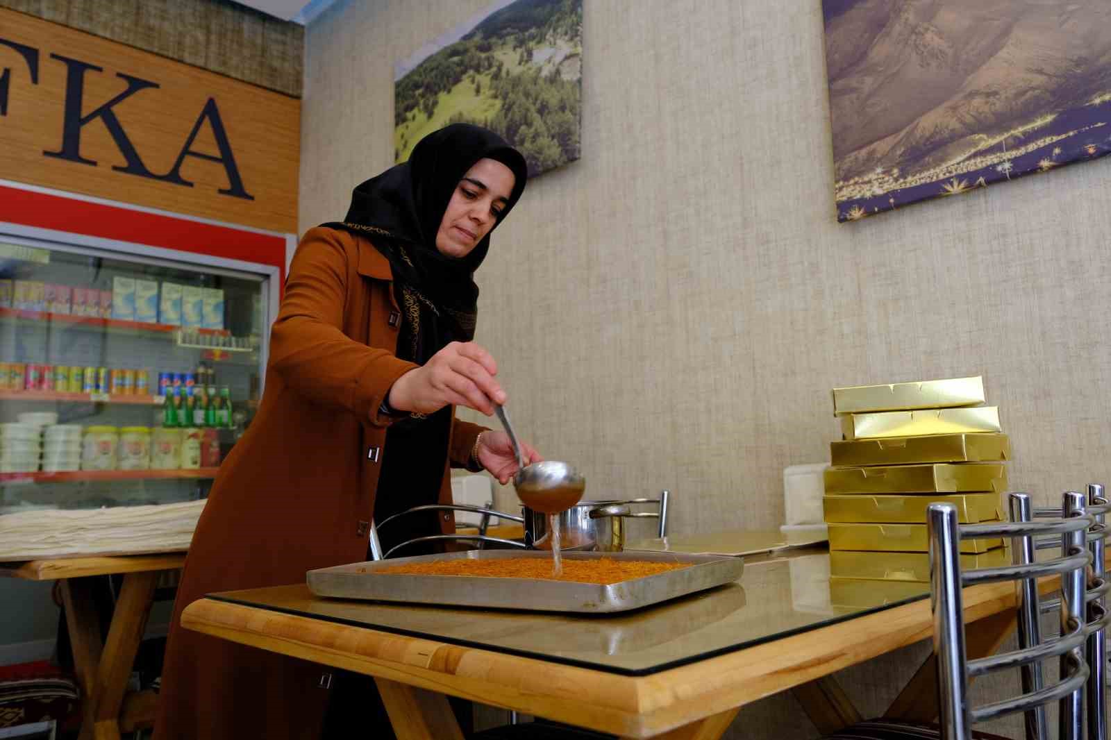 İftar sofralarının vazgeçilmez lezzeti: “Kesme kadayıf tatlısı”