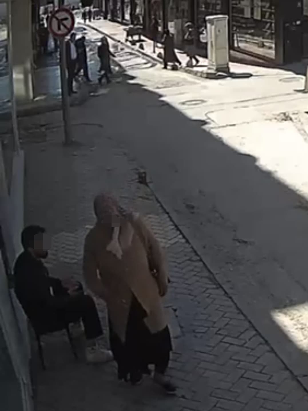 Umduğunu bulamayan dilenci, beddua etti