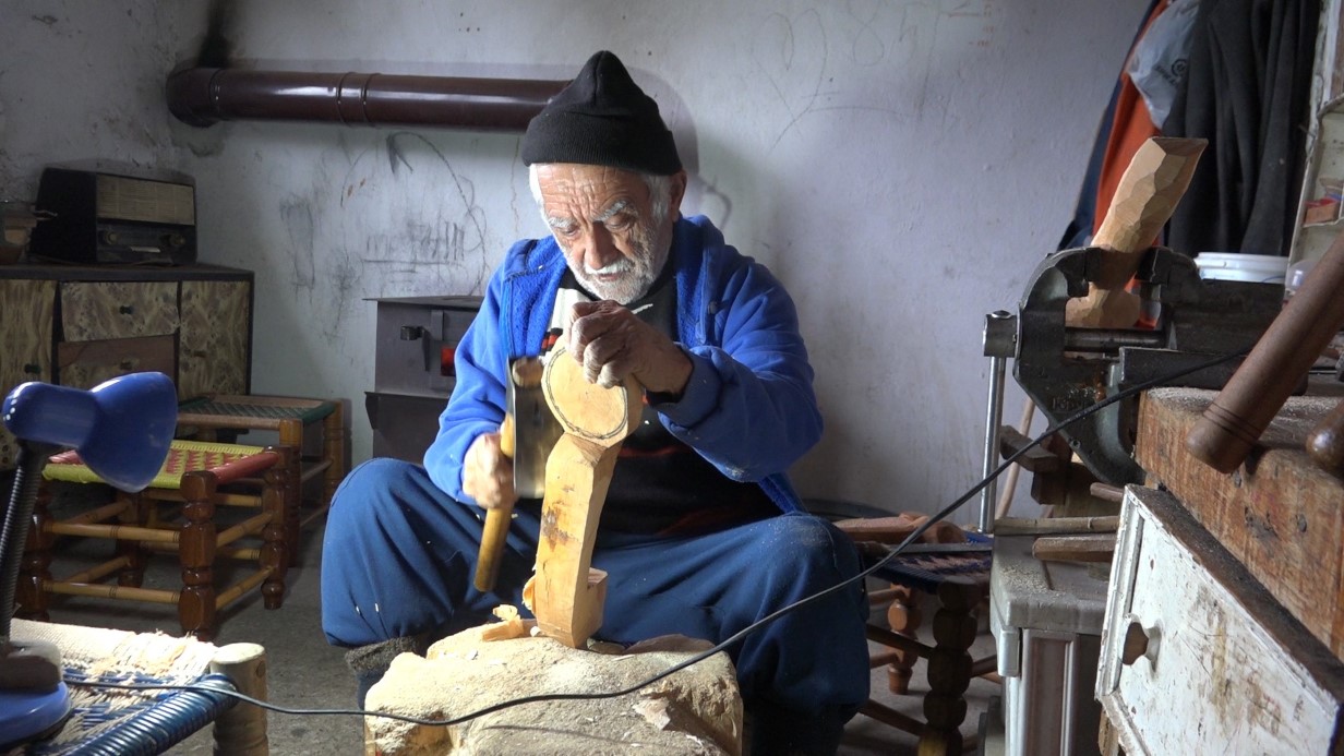 91 yaşındaki usta unutulmaya yüz tutmuş mesleğini sürdürüyor