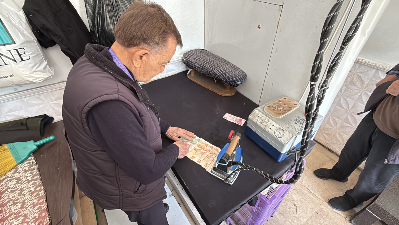 47 Yıllık Terzi Elinden Geçen Tüm Paraları Ütülüyor