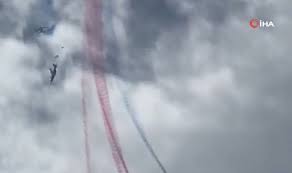 Fransa’da iki gösteri uçağı havada çarpıştı