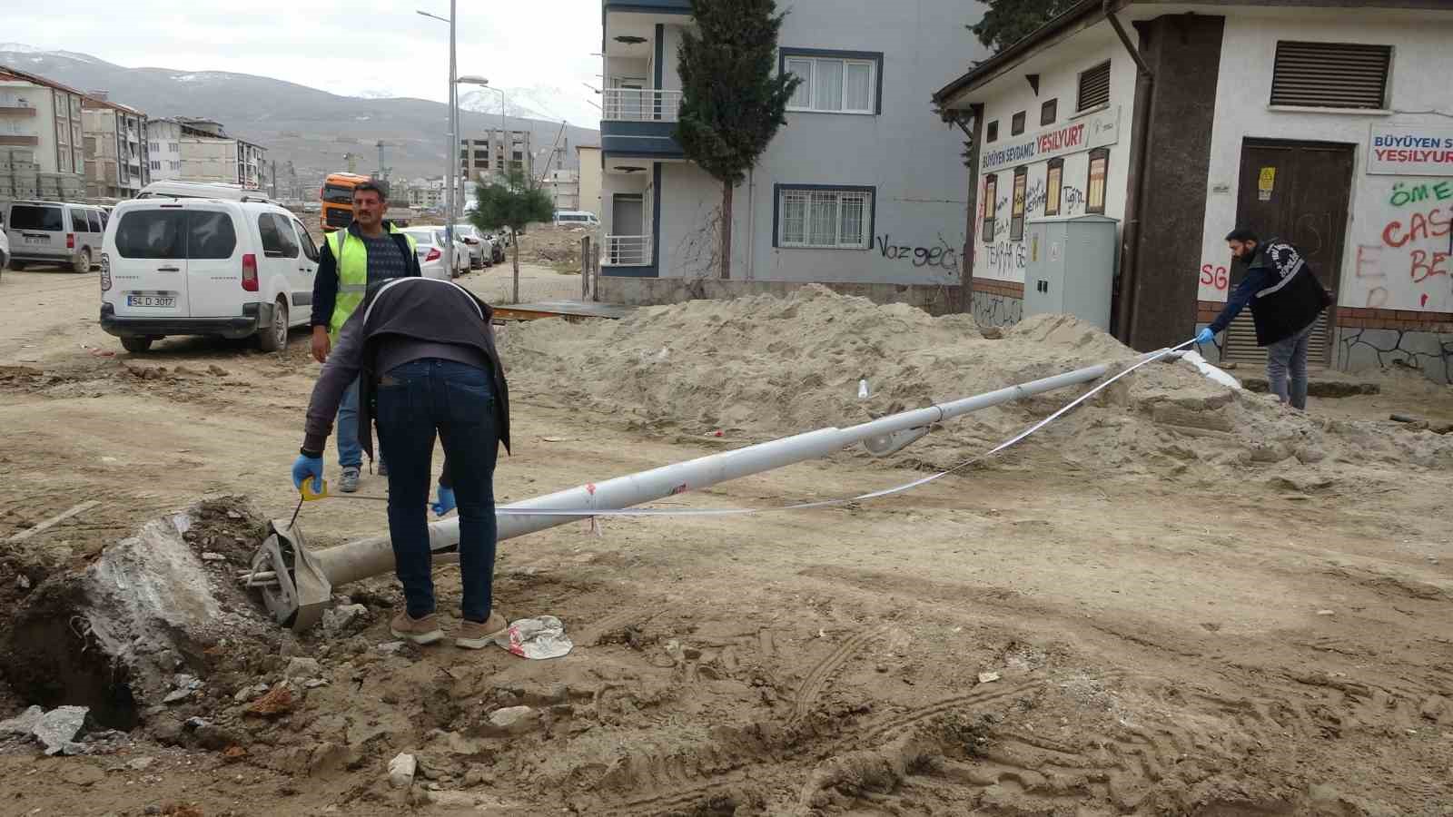 Üzerine aydınlatma direği düşen işçi yaralandı