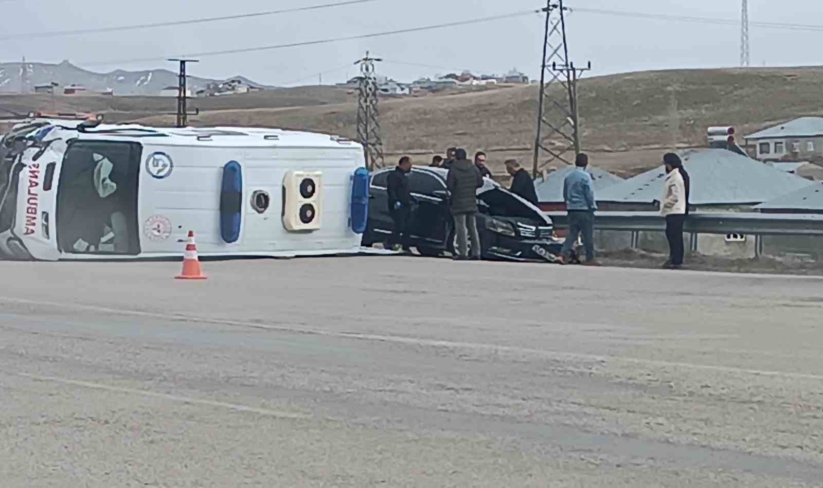 Van’da ambulansla otomobil çarpıştı: 5 yaralı