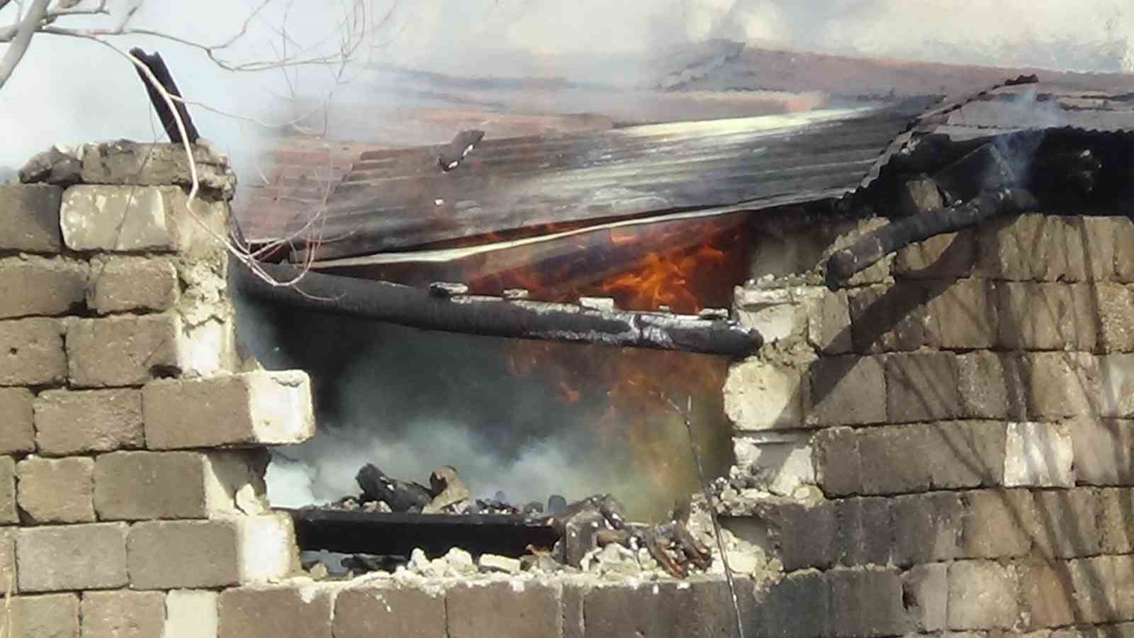 Van’da odunluk yangını