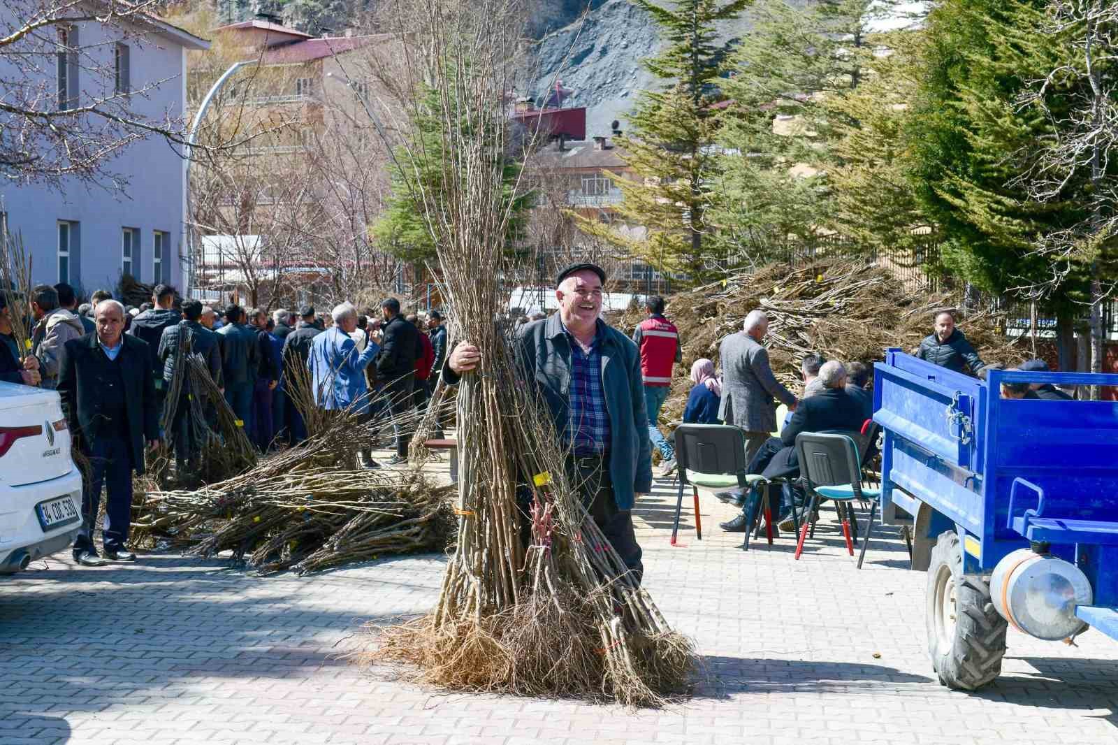 Van’ın Çatak ilçesinde  çiftçilere yüzde 80 hibe ile fidan dağıtımı yapıldı
