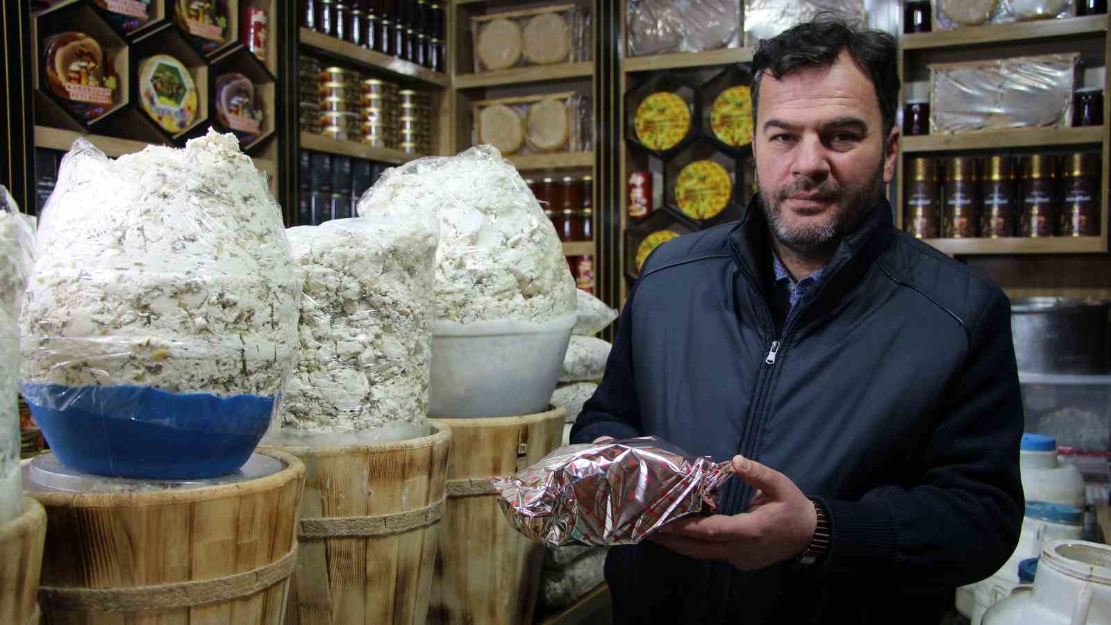 Vanlılar bayramda sevdiklerine hediye olarak otlu peynir götürüyor