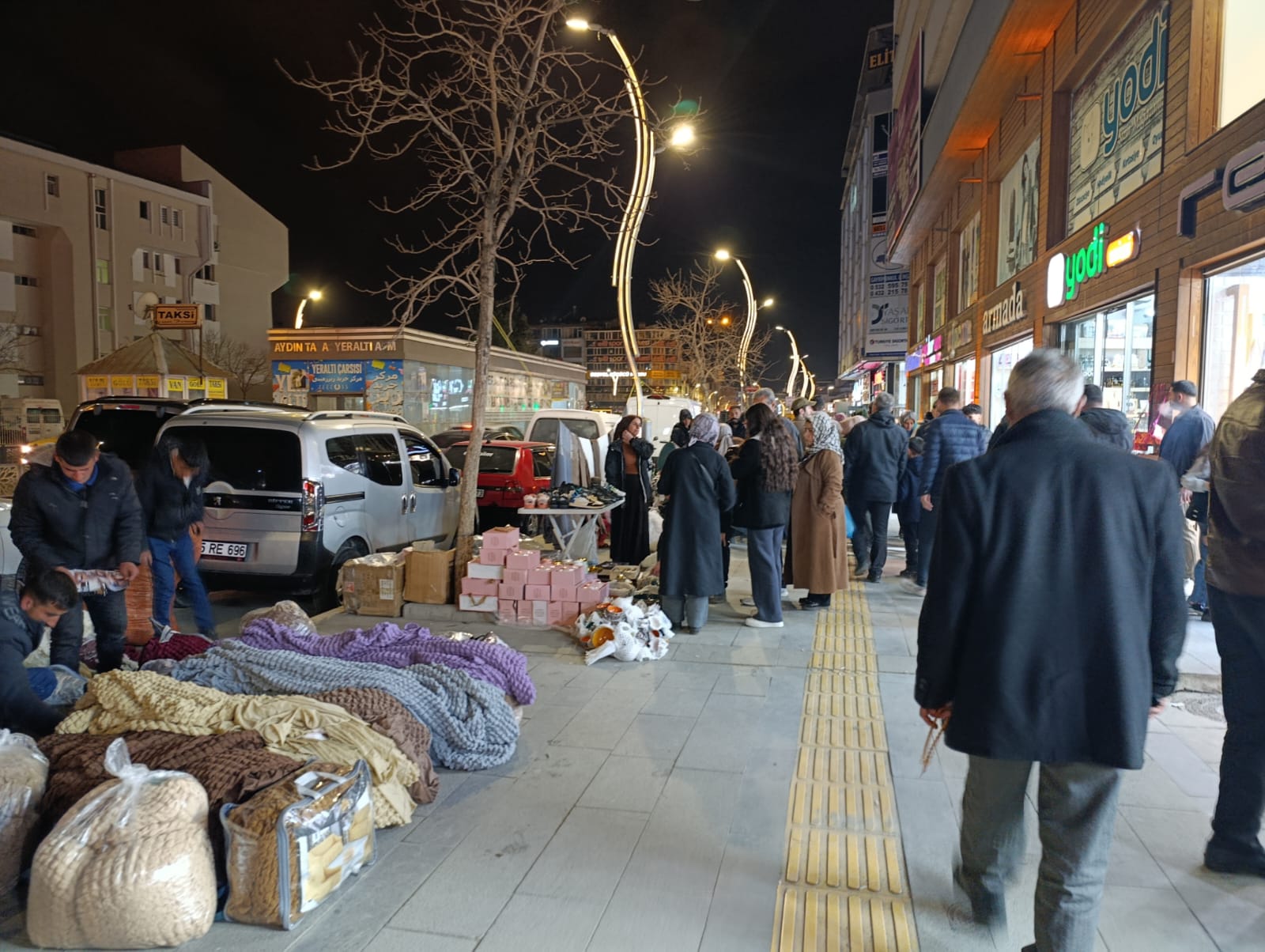 Van’da Ramazan Bayramı Öncesi Gece Alışverişi Yoğunluğu