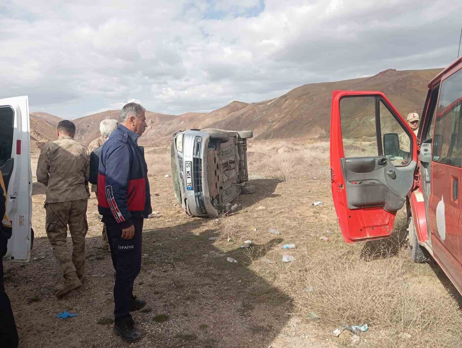 Yüksekova-Van karayolunda trafik kazası: 3 yaralı