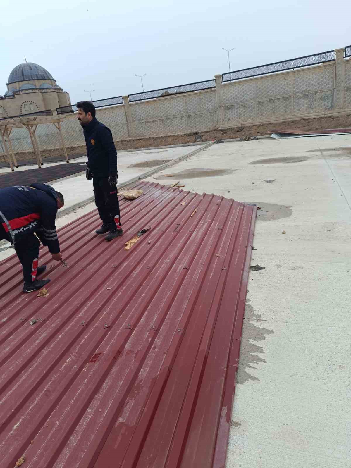 Van’da şiddetli rüzgar çatıları uçurdu