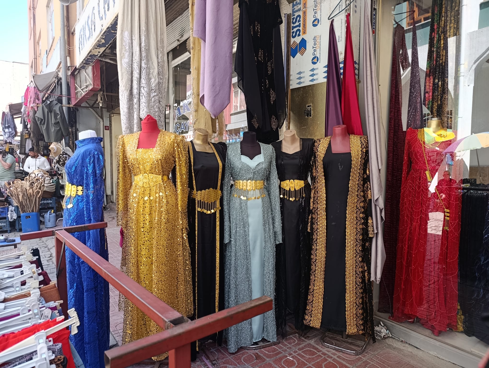 Van’da düğün sezonu açıldı, yöresel kıyafetlere ilgi arttı