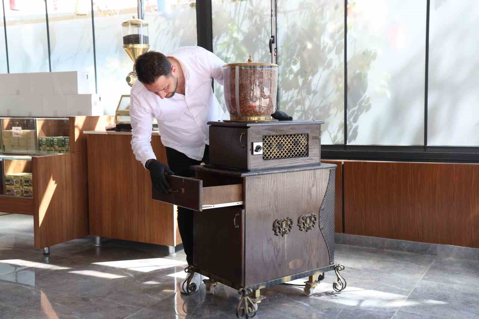 100 yıllık kahve makinesi dikkat çekiyor