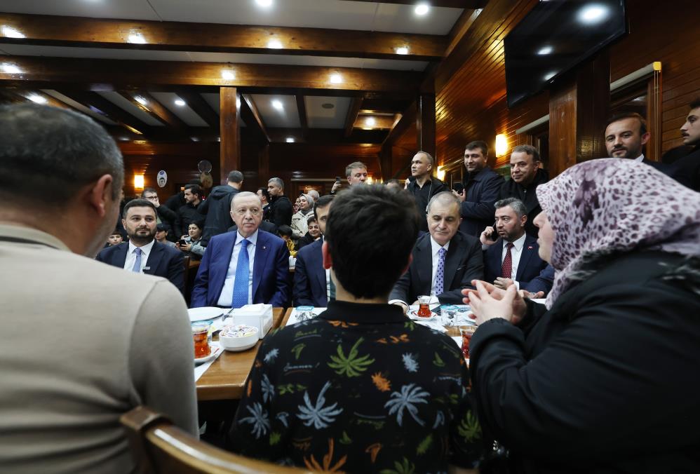 Cumhurbaşkanı Erdoğan’dan geceyi dışarda geçiren vatandaşları ziyaret