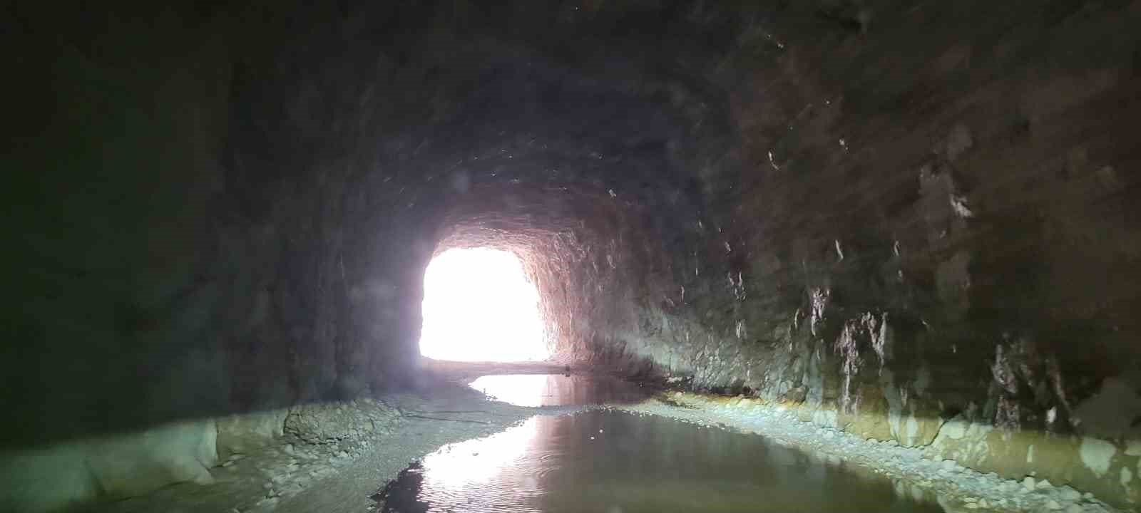 132 yıllık taş yol suyla doldu