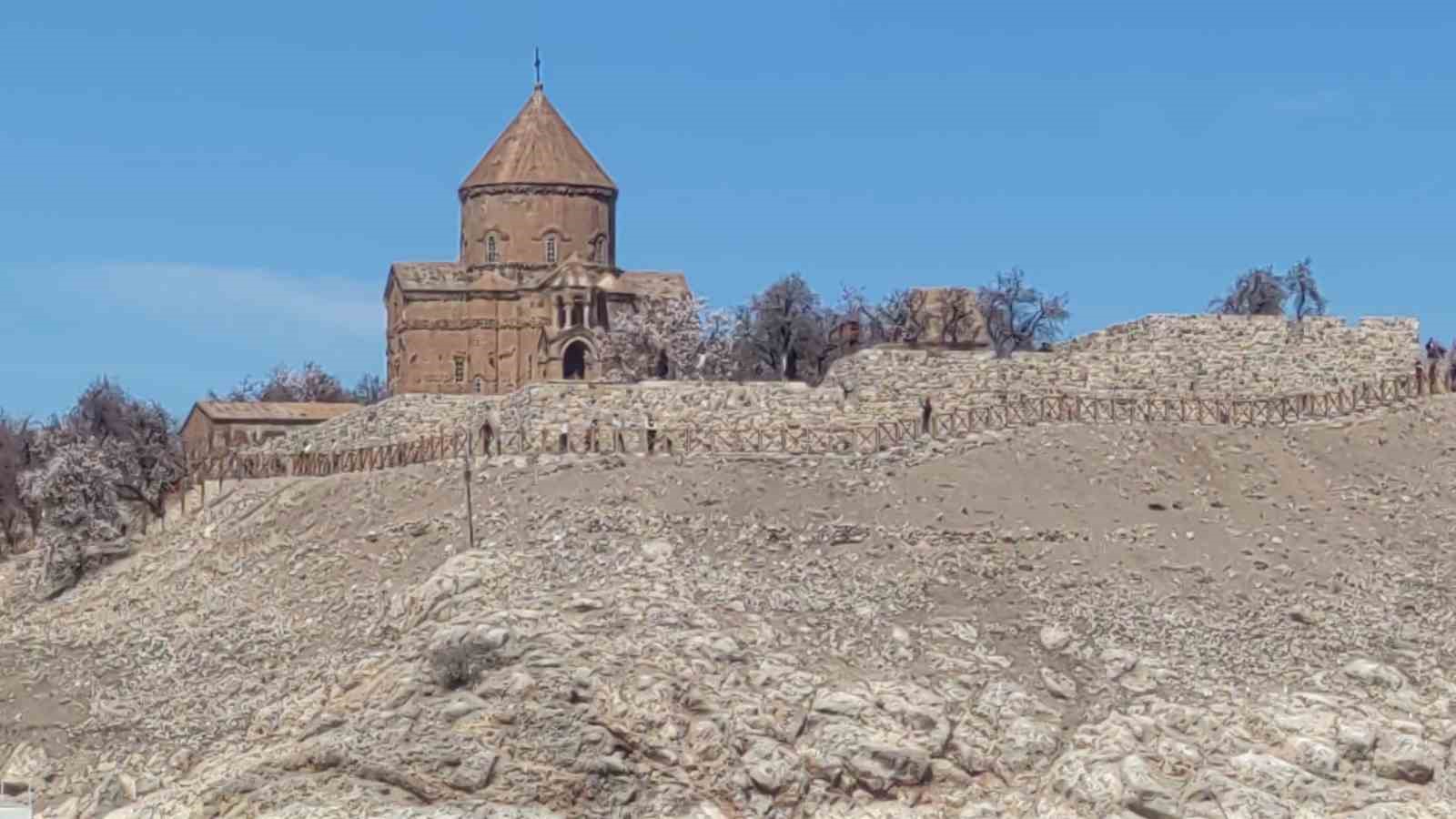 Akdamar Adası’nda bayram tatili yoğunluğu