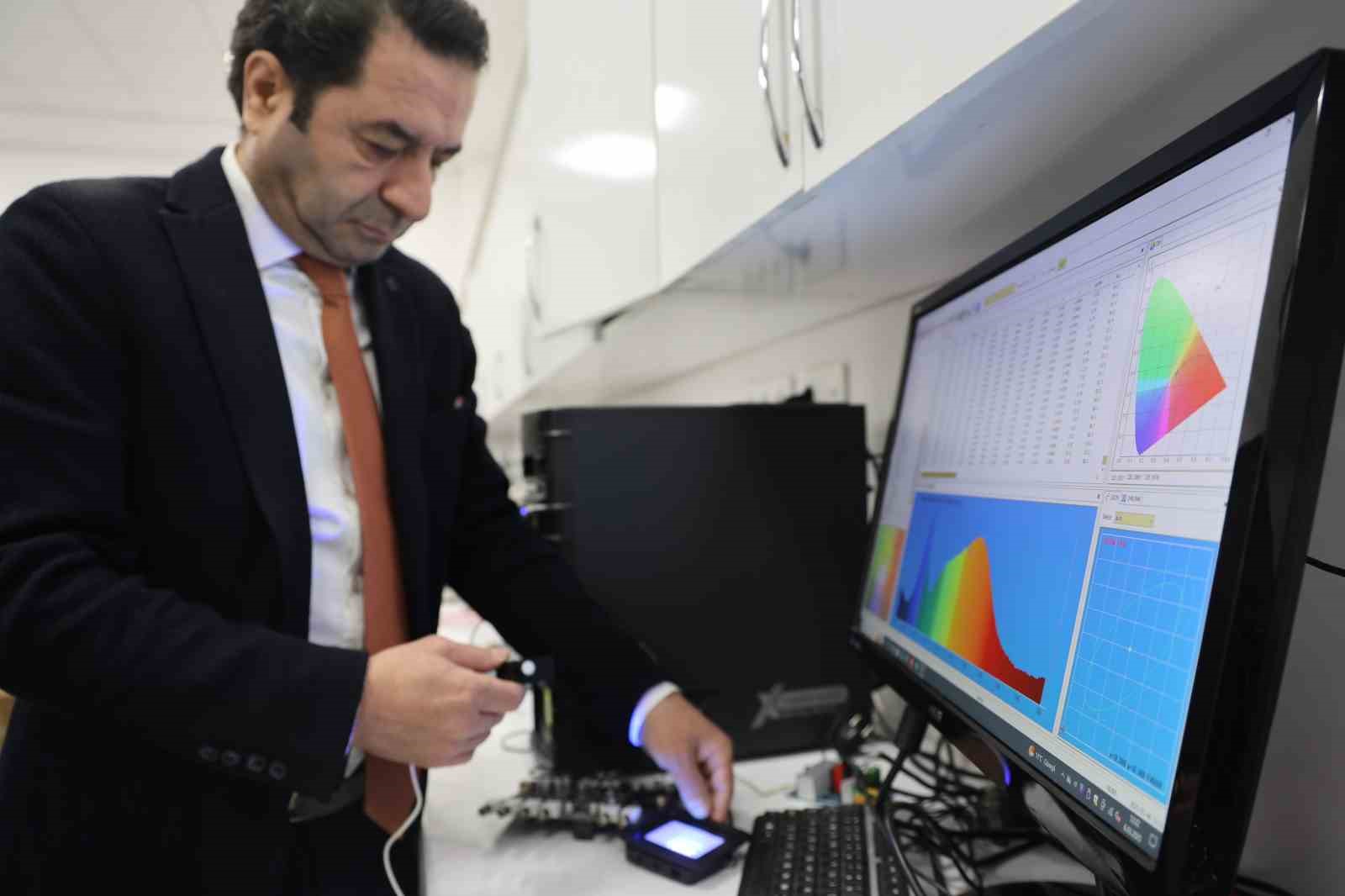 Türk profesörden bir ilk daha: Sarılık hastalığı tedavisi için fotonik sistem geliştirdi