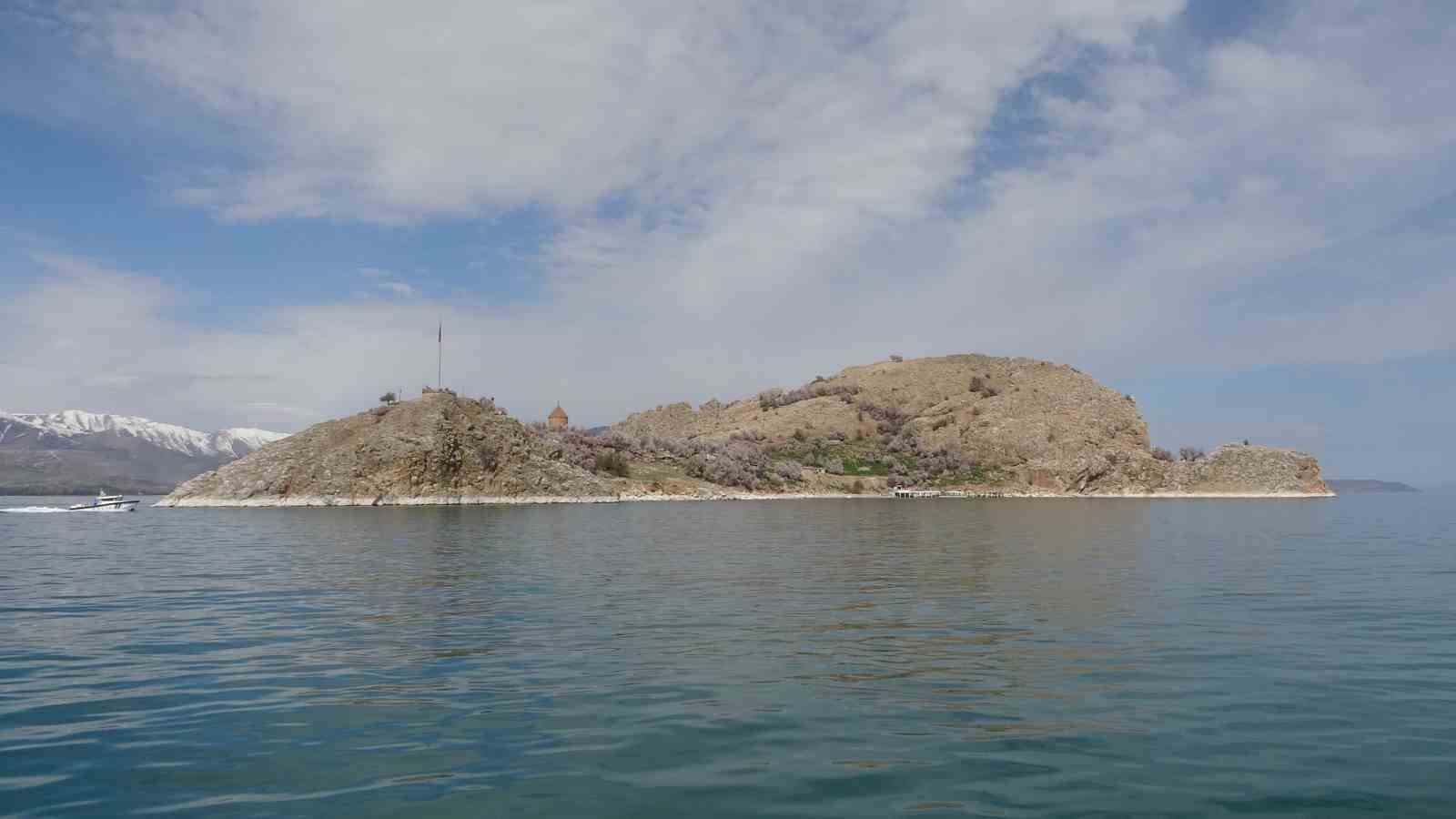 Akdamar Adası Badem Çiçeği Festivali’yle şenlendi