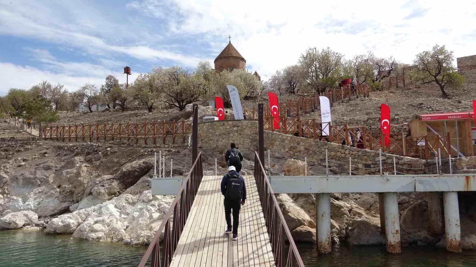 Akdamar Adası Badem Çiçeği Festivali’yle şenlendi