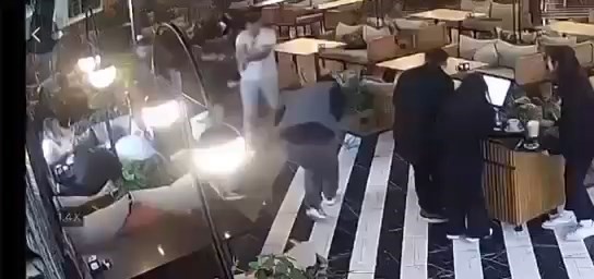 2 kişinin yaralandığı silahlı saldırı kamerada