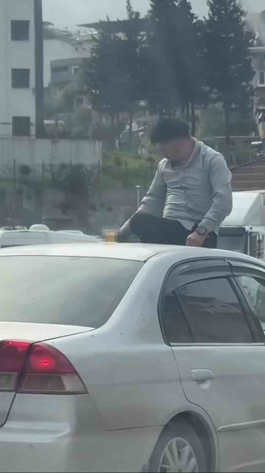 Canını hiçe sayarak otomobilin üzerinde alkol tüketen şahsın keyfi pes dedirtti