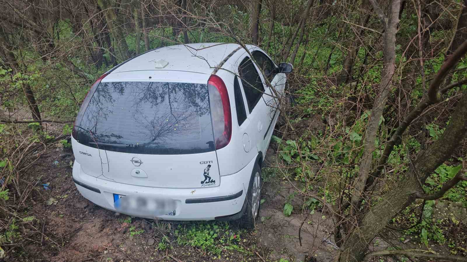 Tabelaya çarpan araç, uçuruma yuvarlandı