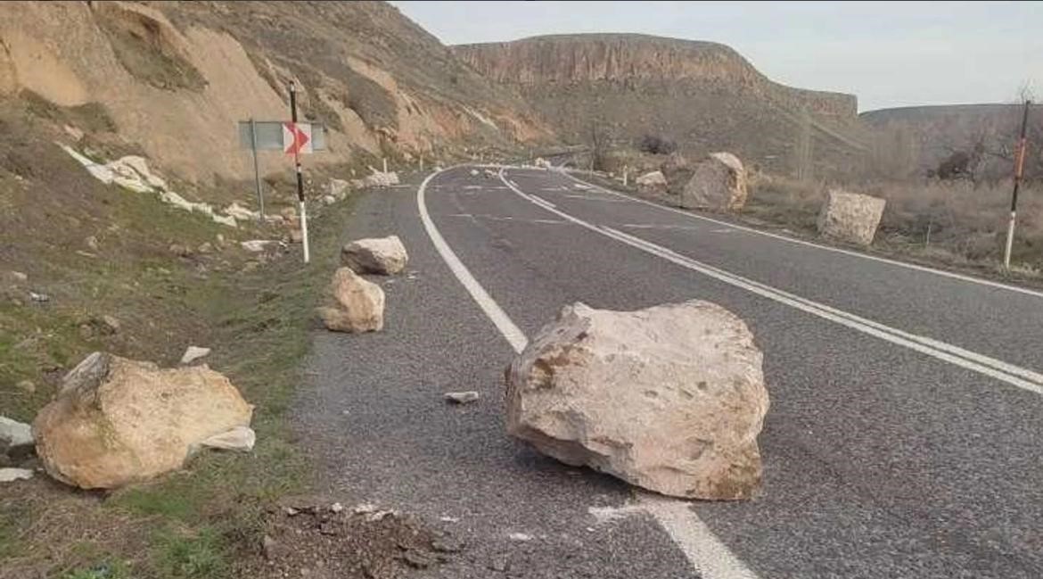 Yola düşen kaya parçaları korku dolu anlar yaşattı