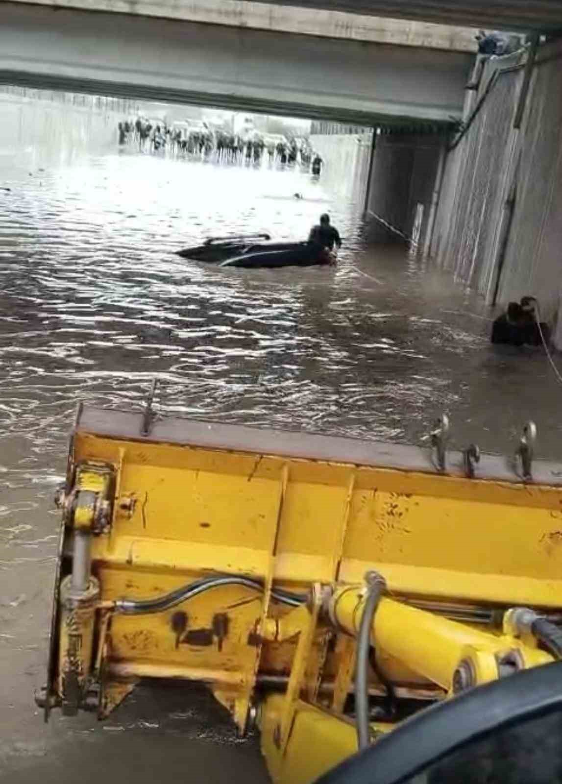 Kepçe operatörü, mahsur kalan sürücüyü kurtardı