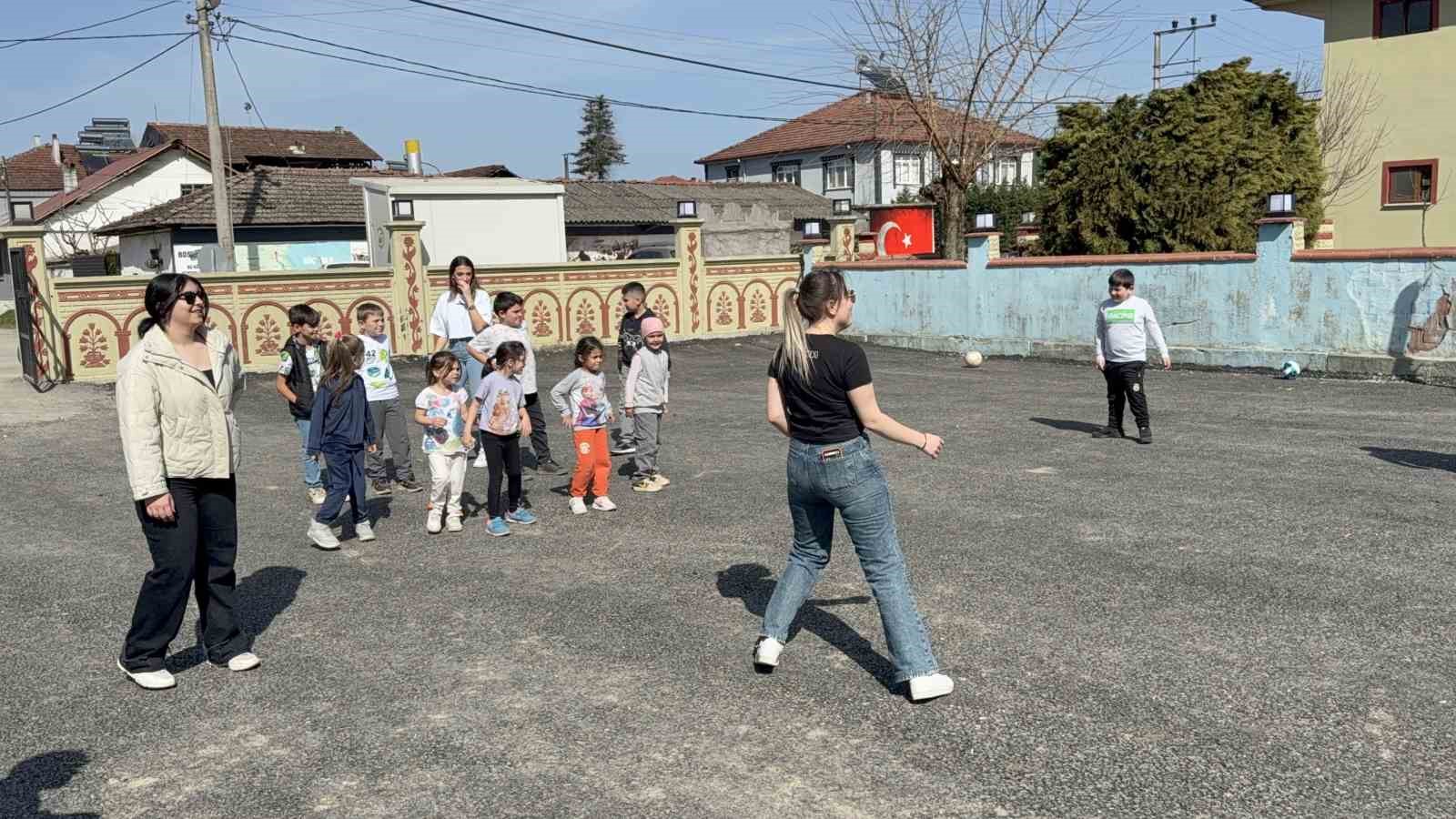 Burslarından fedakarlık yapıp köy çocuklarını sevindirdiler