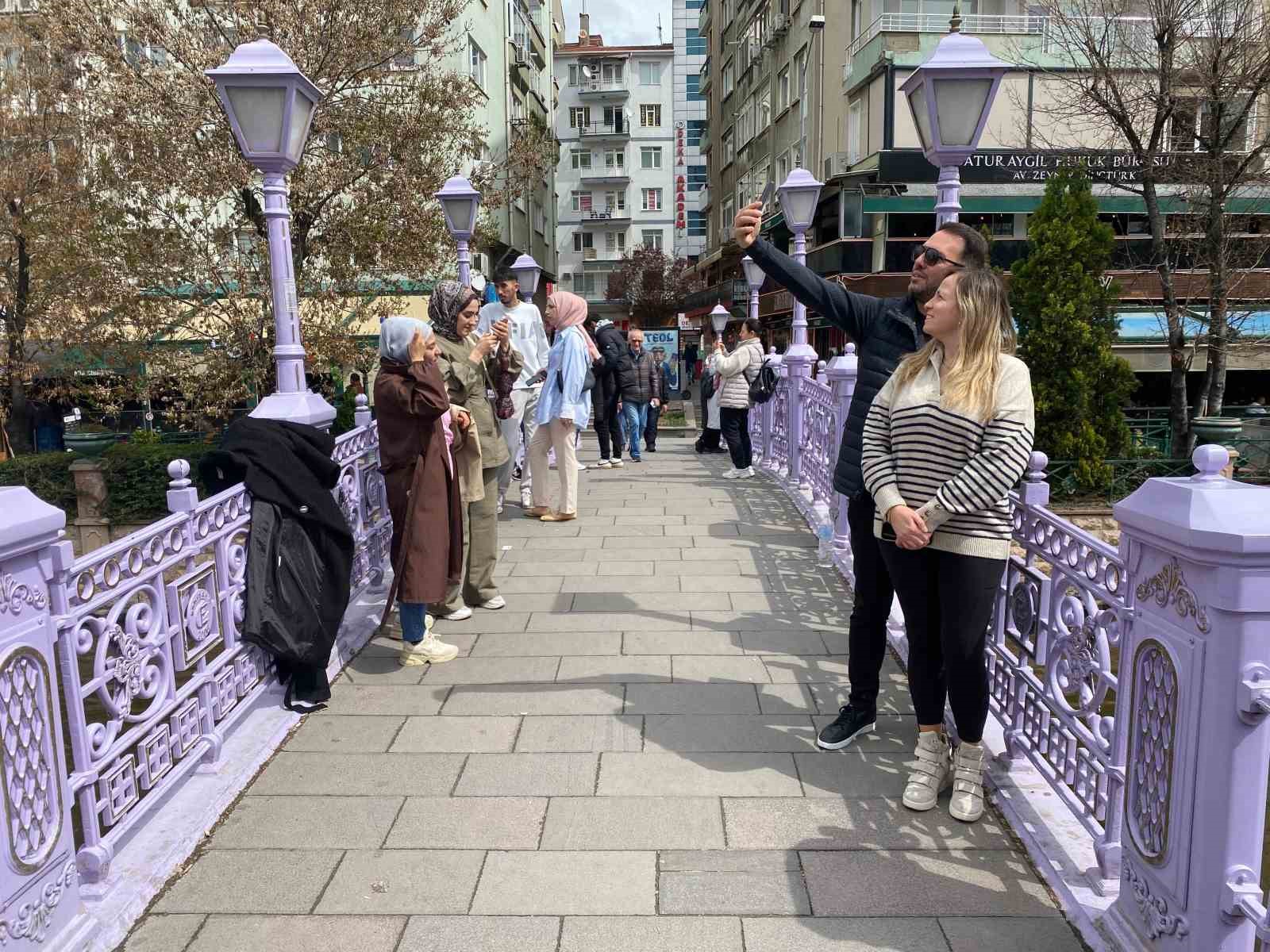Köprüde fotoğraf çektirmeden gitmiyorlar