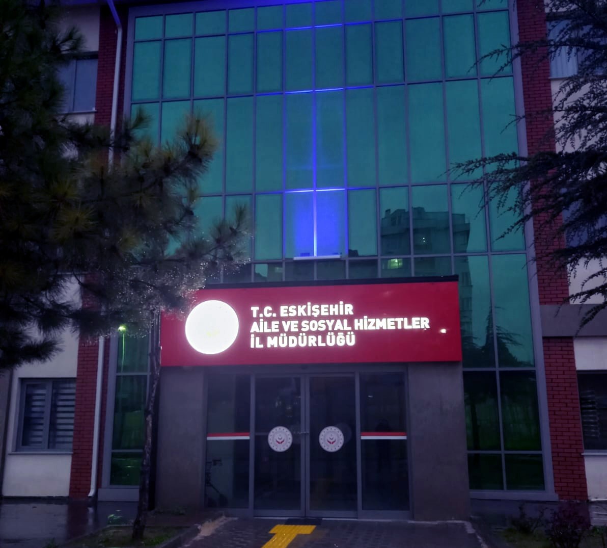 Otizme dikkat çekmek için Kamu binaları mavi ışık ile aydınlatıldı