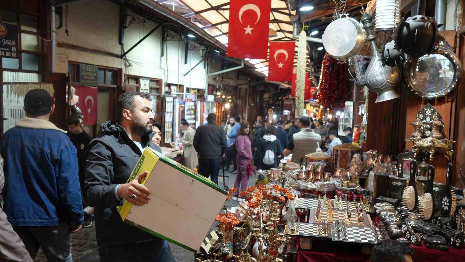 Boykot Gaziantep’e uğramadı: Çarşı-pazardaki yoğunluk dikkat çekti