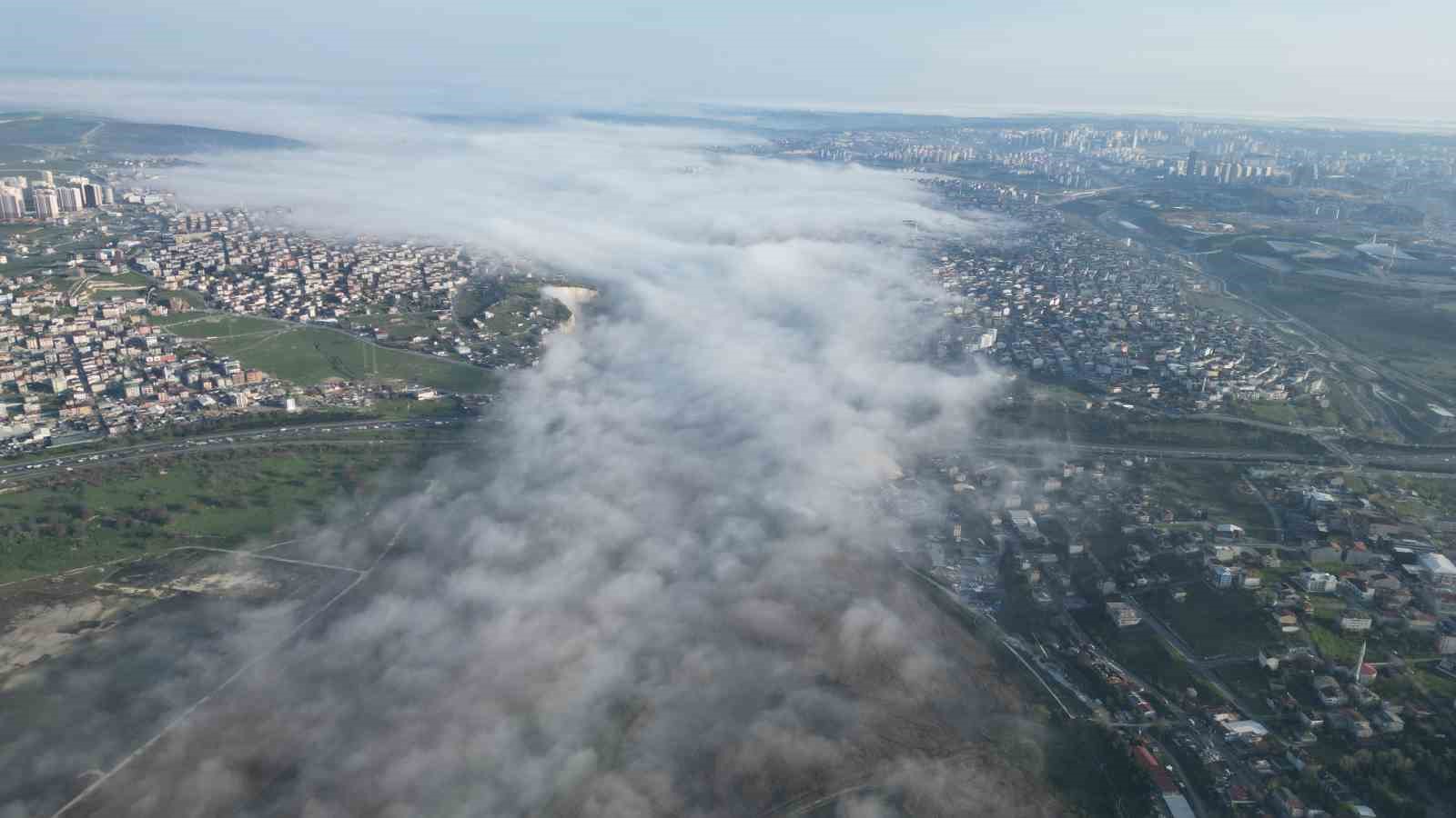 Sis bulutları kartpostallık görüntü oluşturdu