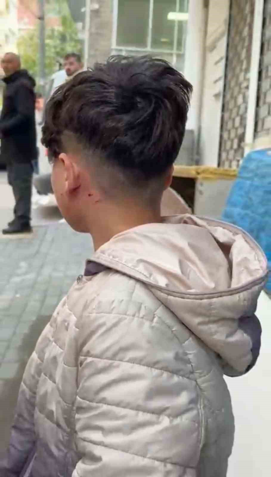 Camı tıklattığı için çocuğu darp etti