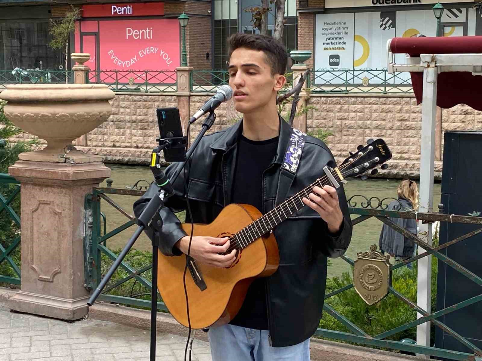 Sokak müzisyeni bayram tatilinde de sanatına devam etti