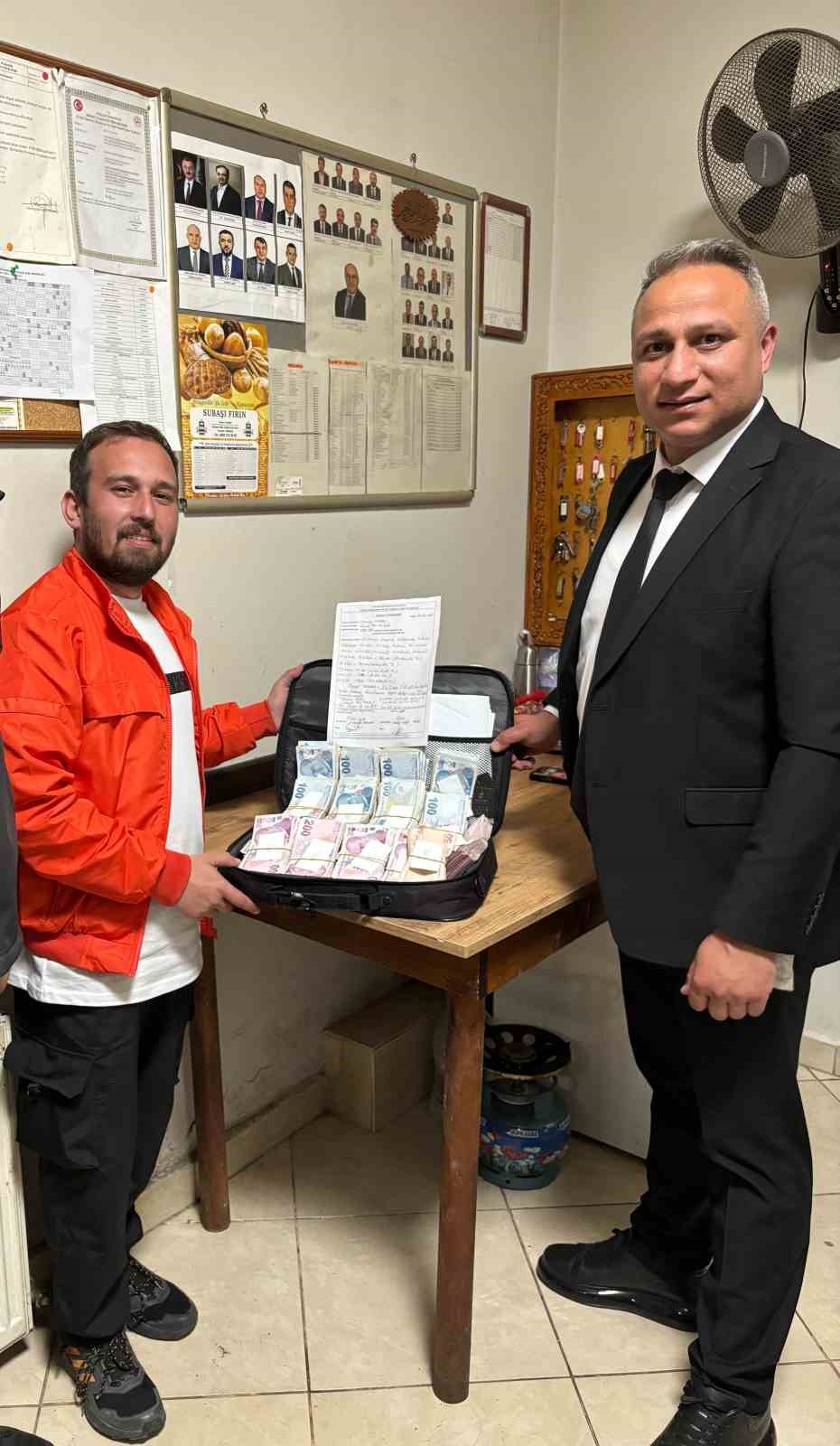 Para dolu çanta sahibine ulaştırıldı