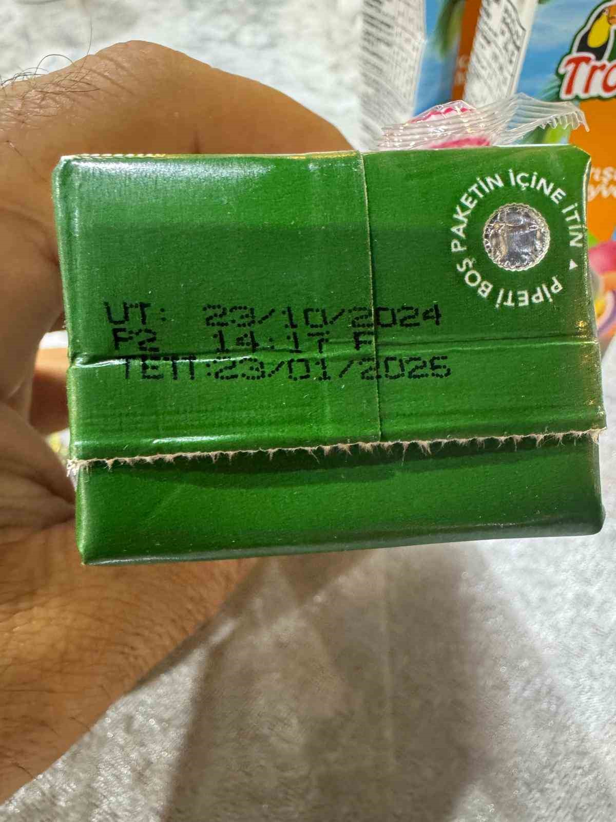 Düğünde dağıtılan tarihi geçmiş meyve suyu tepkilere neden oldu