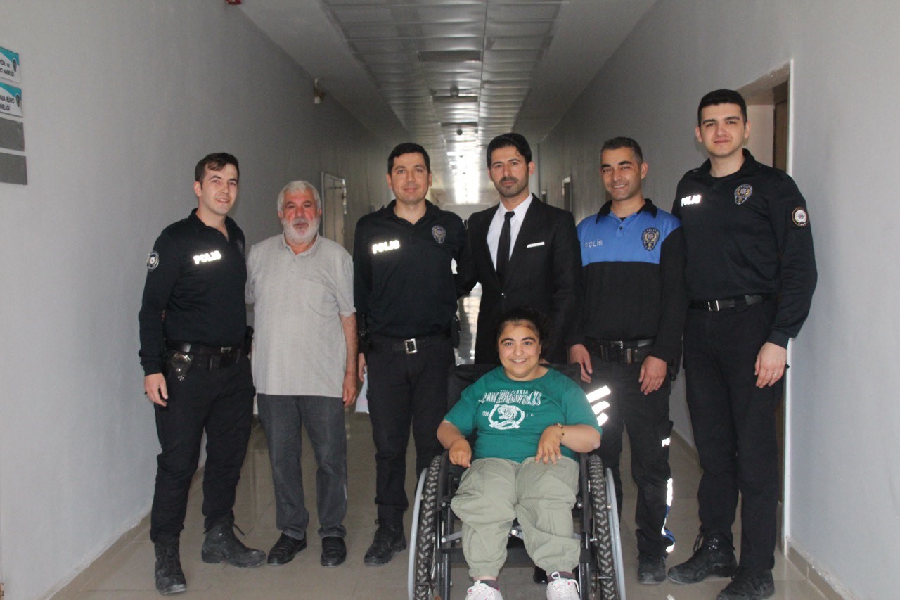 Polislere sürpriz yapmak isterken tekerlekli sandalyesinin şarjı bitti