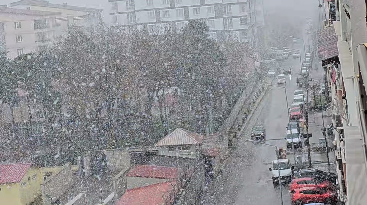 Tatvan’da kar yağışı etkili oluyor