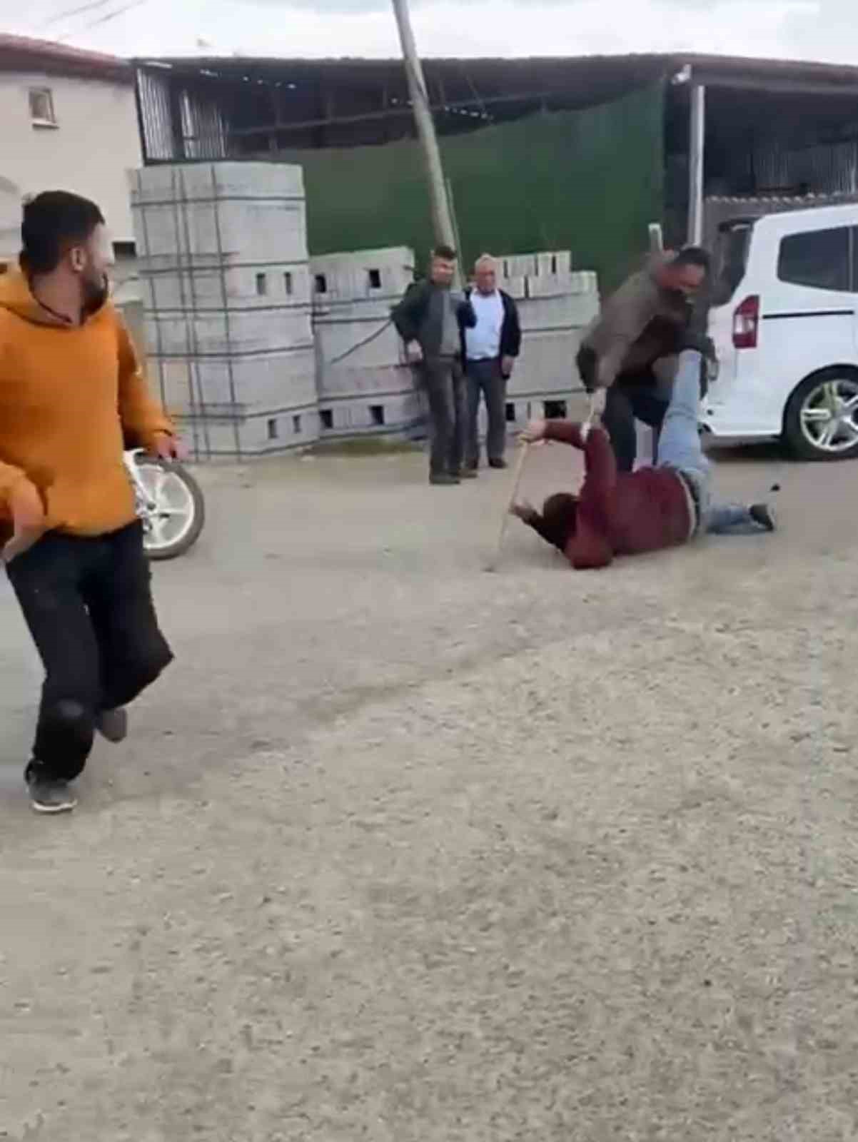 Sopalarla birbirlerine acımasızca vurdular