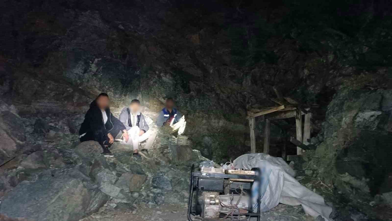Kaçak maden kazı yapan şahısları jandarma suçüstü yakaladı: 4 gözaltı