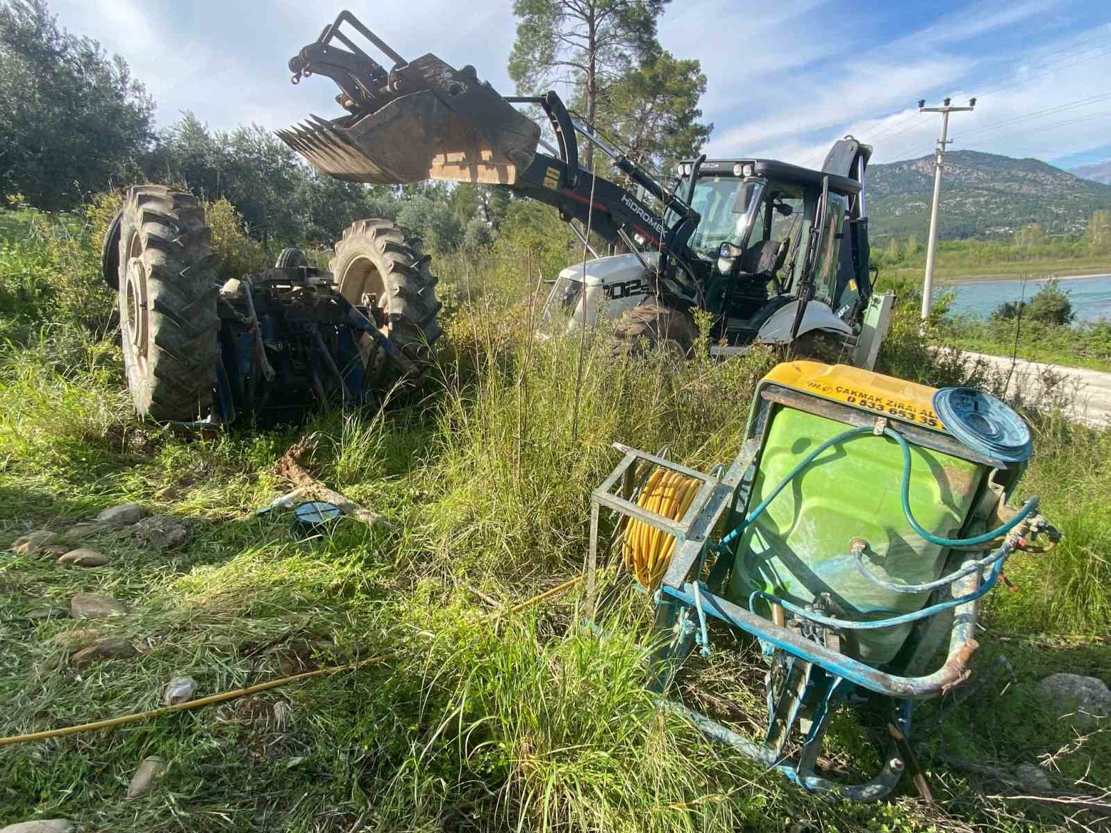 Ağaçlarını ilaçlamak istedi, devrilen traktörün altında kalıp ağır yaralandı
