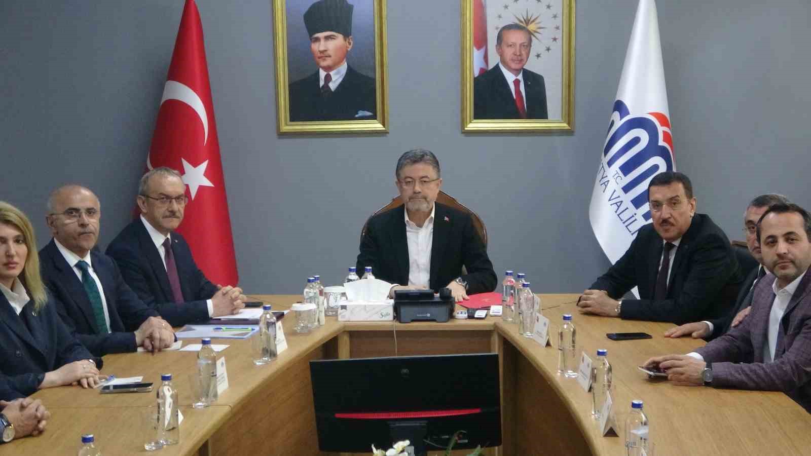 Bakan Yumaklı, zirai donun vurduğu Malatya’da incelemelerde bulundu