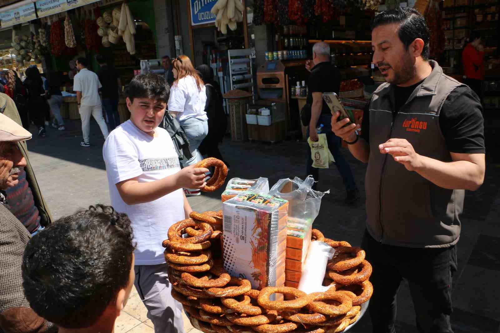 Diyarbakırlı fenomen 5 yıldır ücretsiz simit ve meyve suyu dağıtıyor