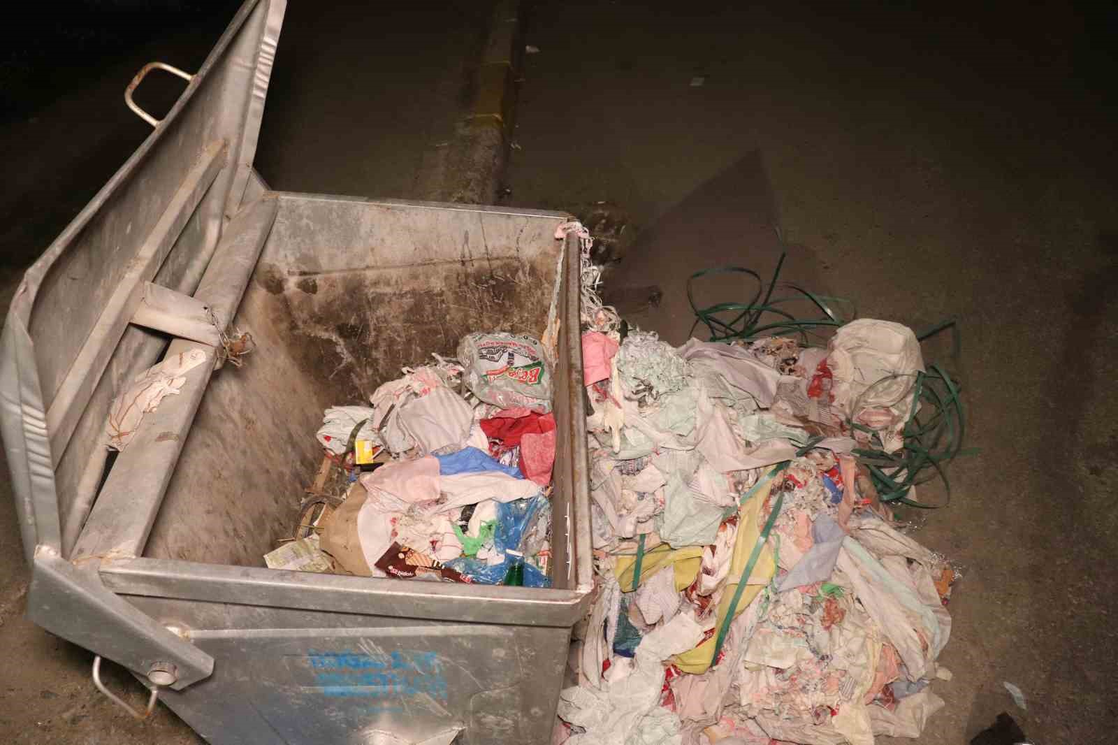 Bebeğini evde doğurup çöpe atmış