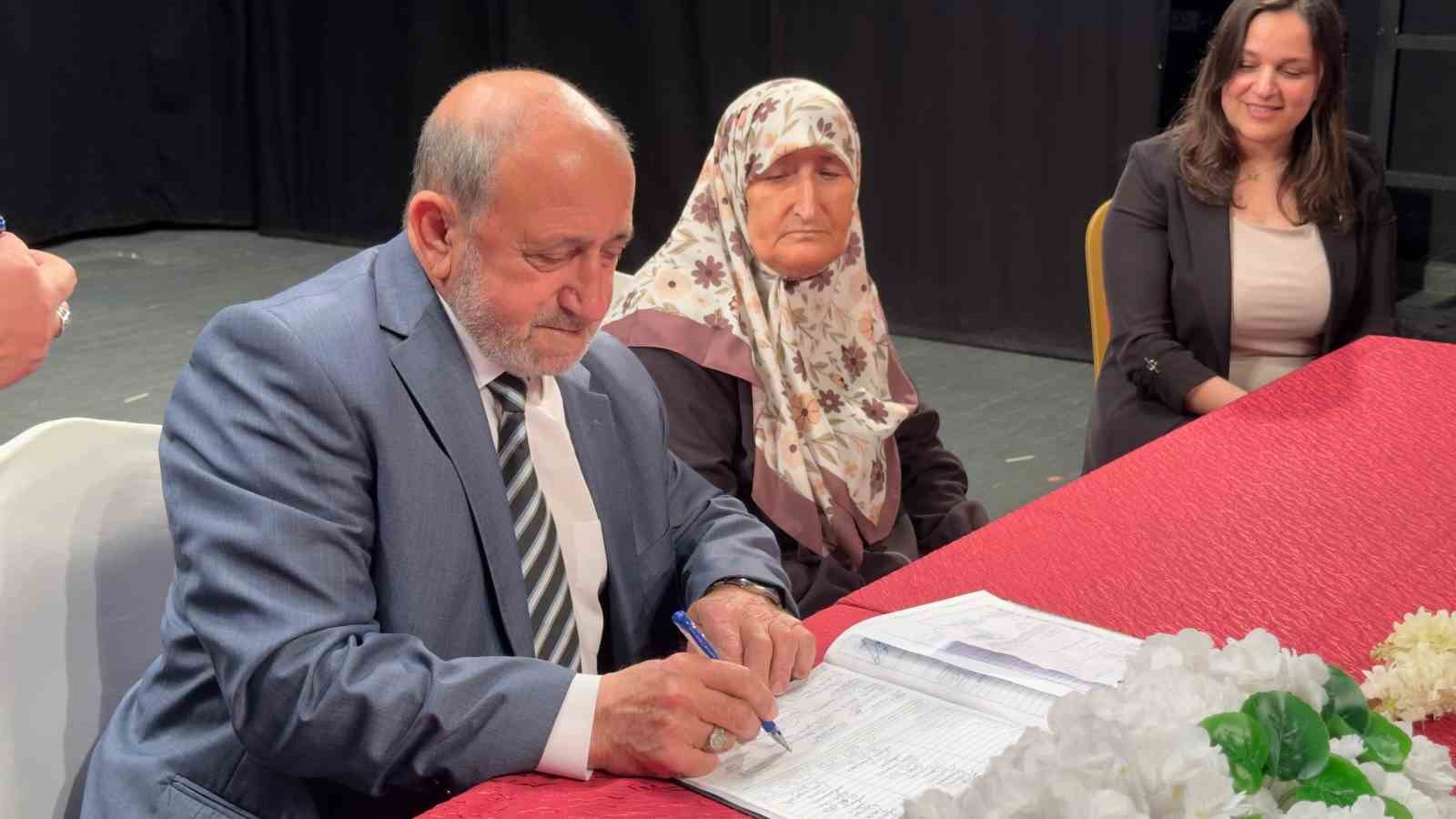 Huzurevinde dünya evine girdiler