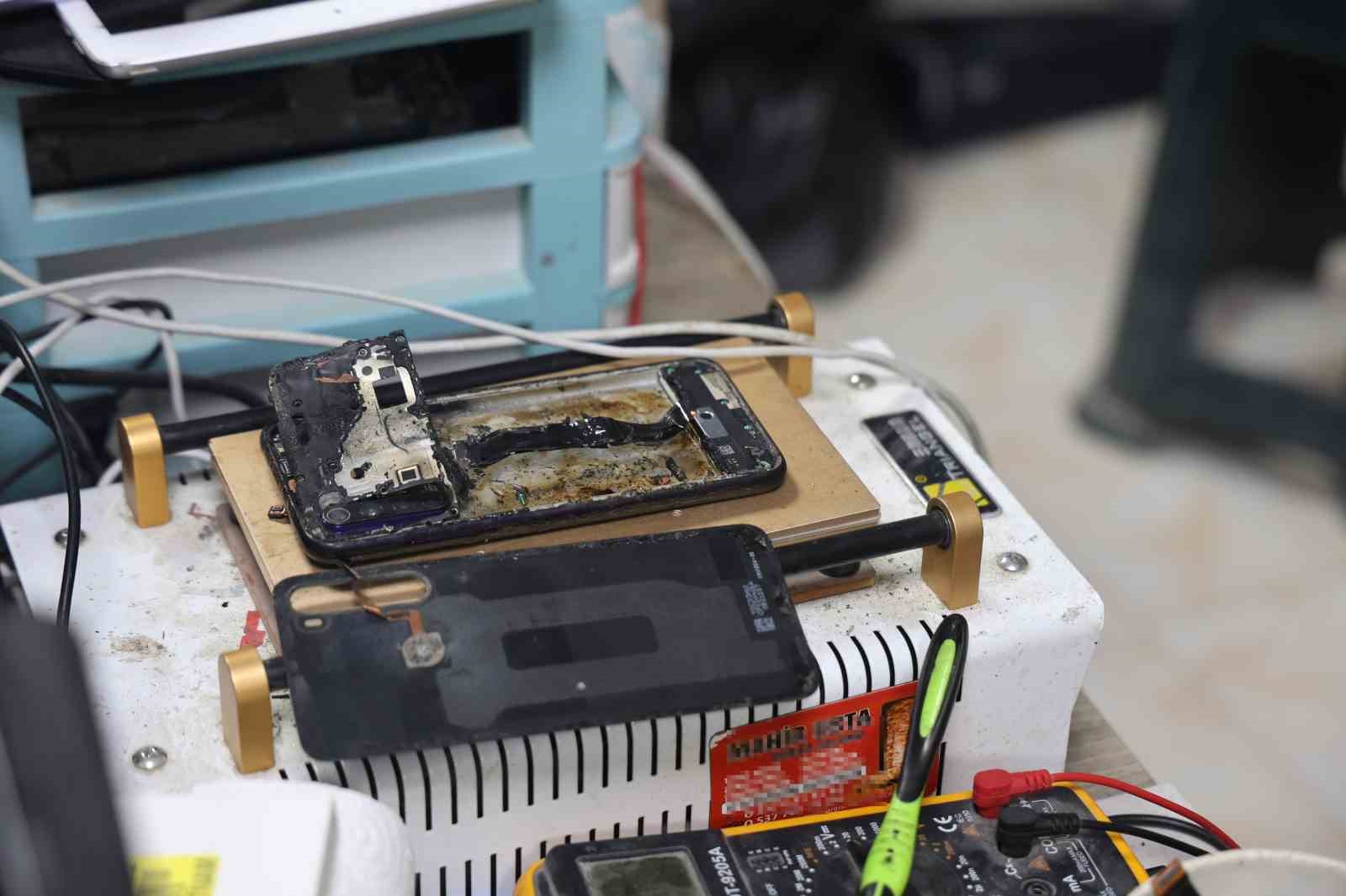 Telefon bataryası bomba gibi patladı, panik anı kamerada