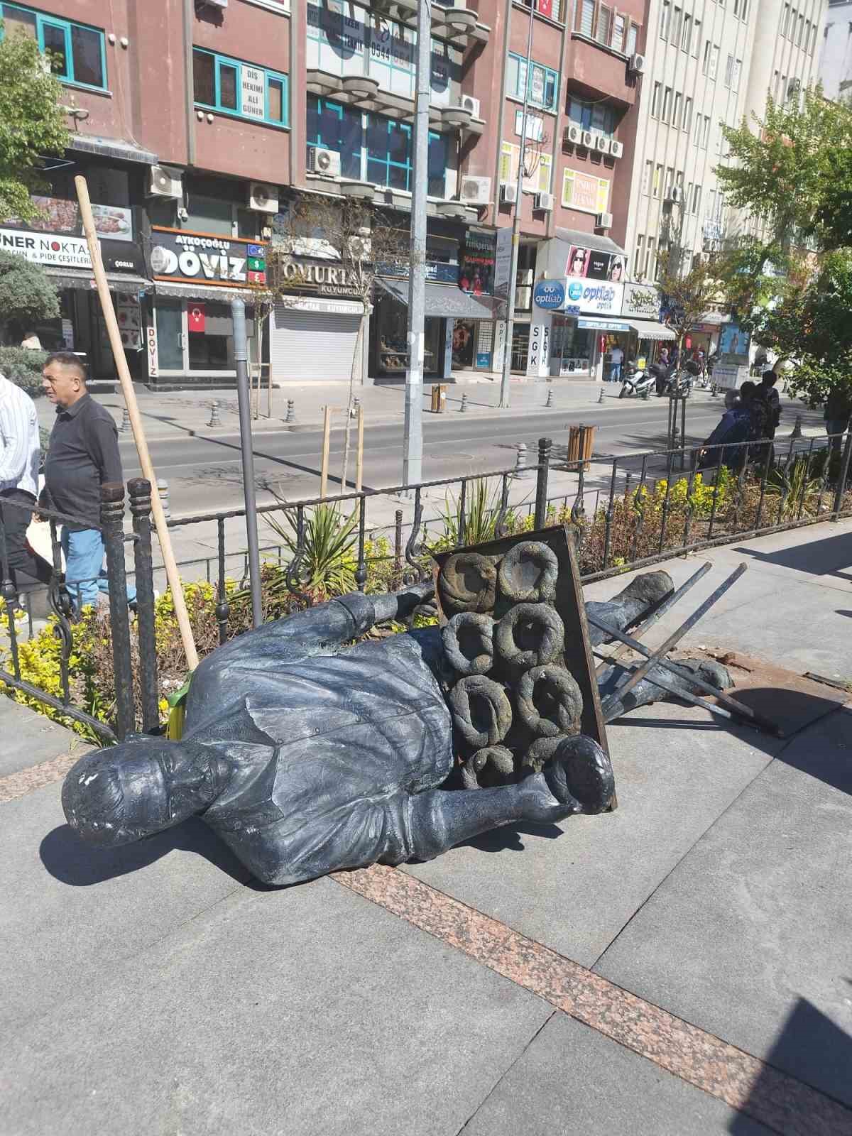 Simitçi heykeli, depreme dayanamayıp yıkıldı