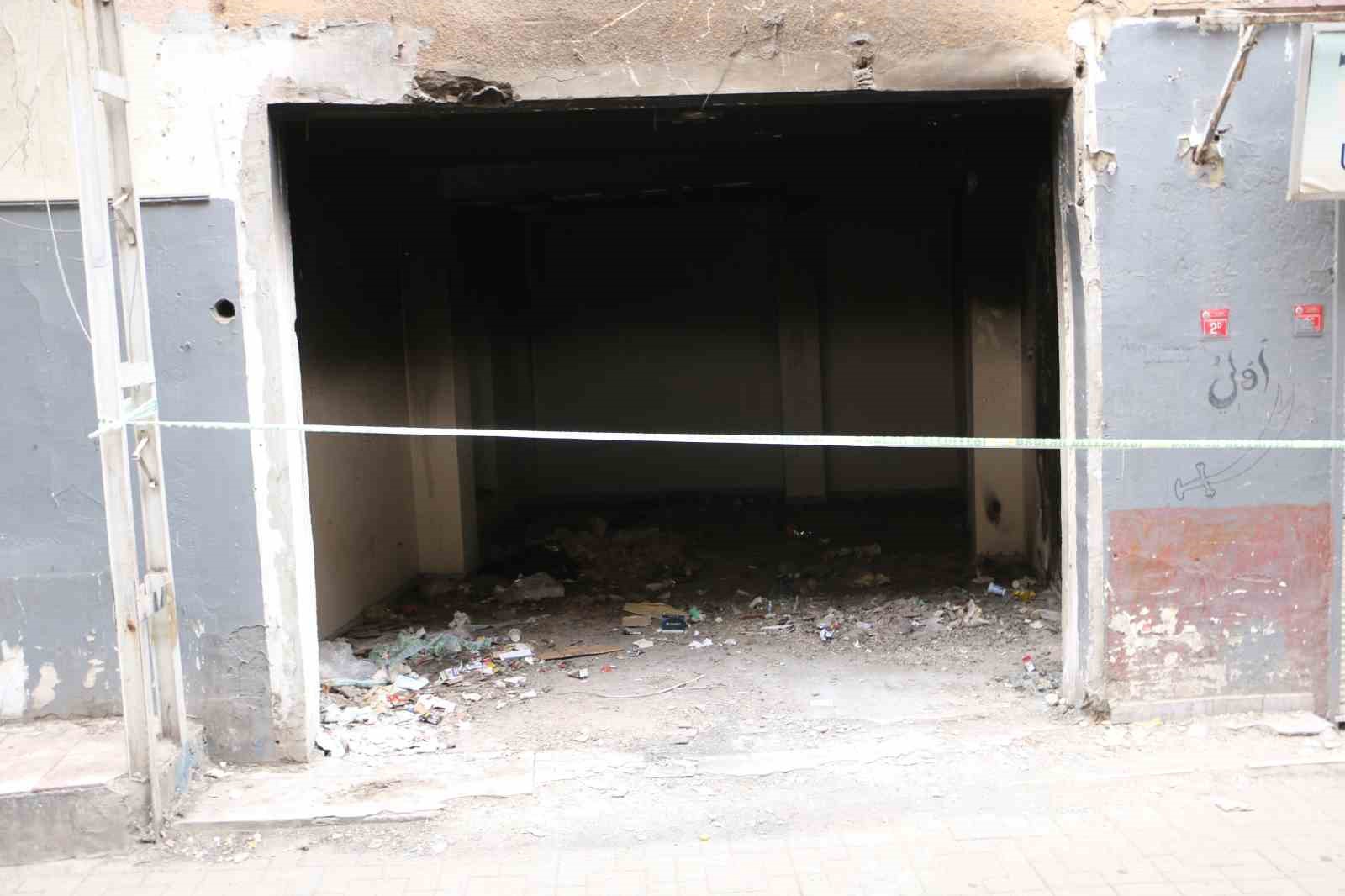 Ağır hasarlı apartman tehlike saçıyor