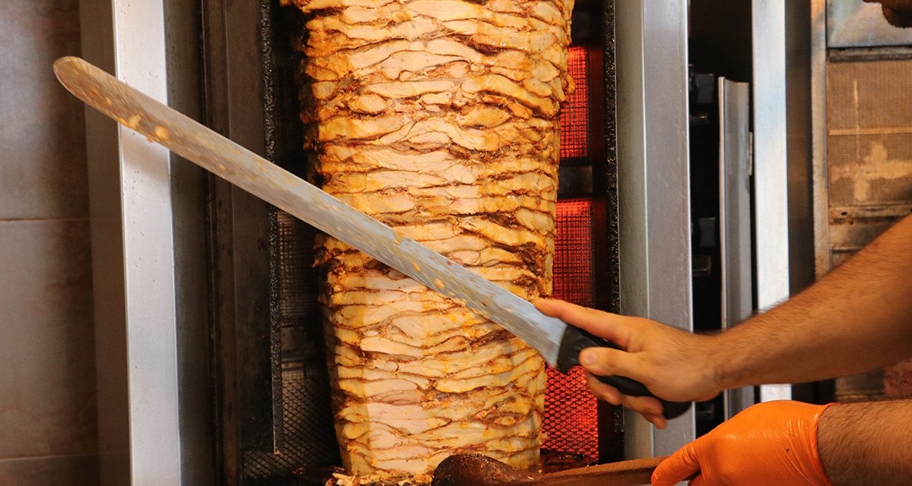 Pişmiş tavuk dönere, çiğ tavuk takılması ölümcül olabiliyor